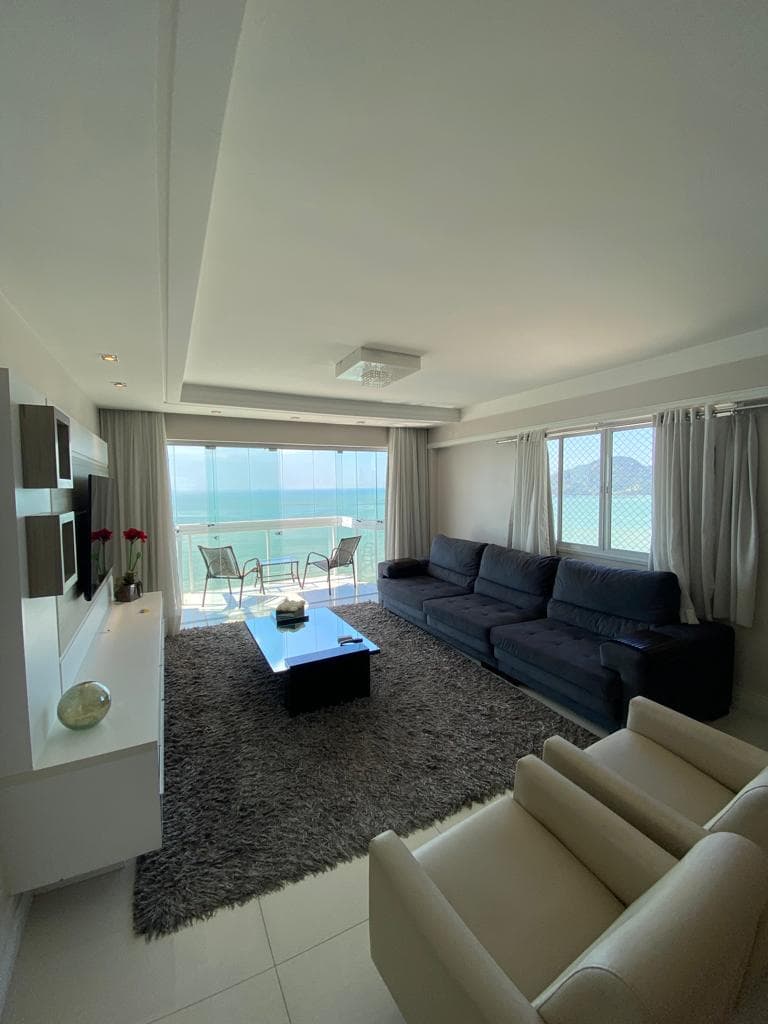 Interior contemporâneo com vista para a paisagem